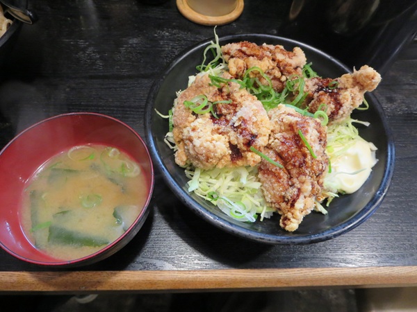 おとど食堂の唐揚げ丼の全体画像。