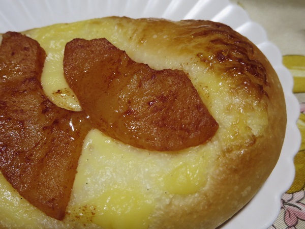 麻布十番モンタボーのリンゴカスタードの近影画像。