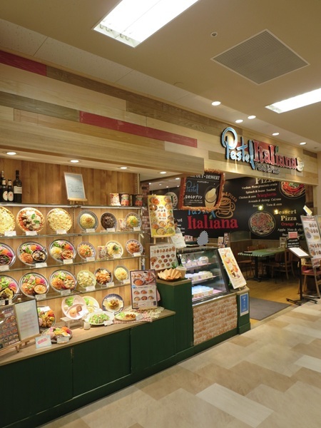 パステルイタリアーナの看板と入口。