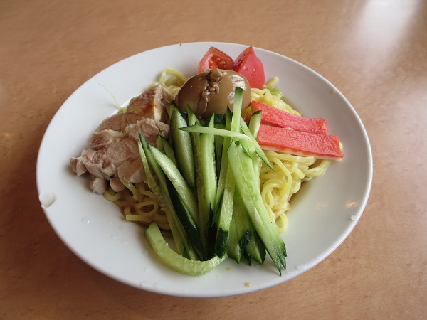 福満苑の冷やし中華（ゴマたれ）の全体画像。