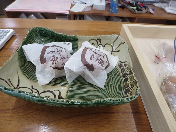 河内屋の一栗が置いてある皿。