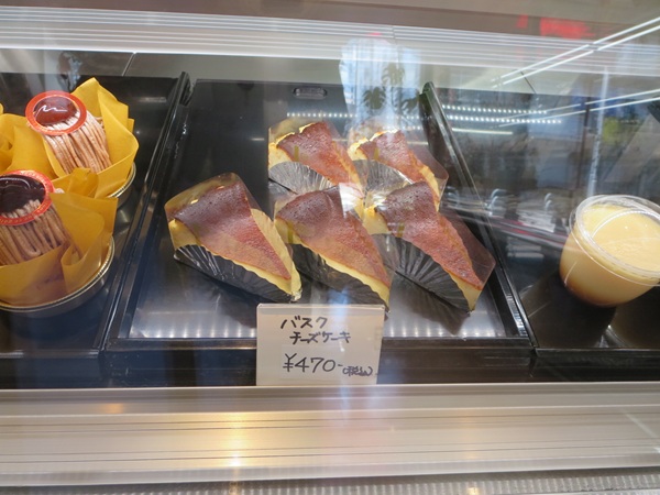 グランドール洋菓子店のバスクチーズケーキが置かれているショーケース。