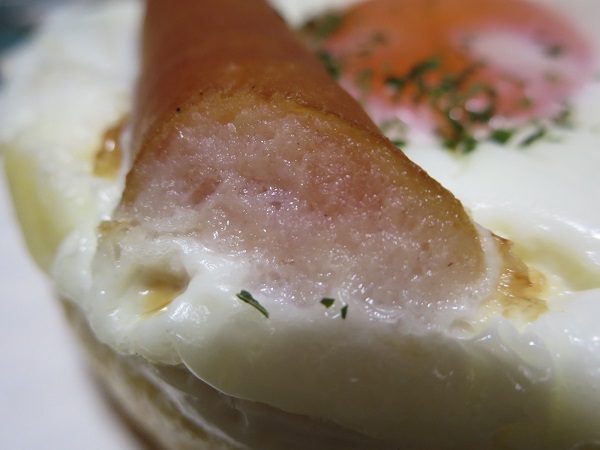 麻布十番モンタボーのケランパン・フランクのフランクソーセージ近影画像。