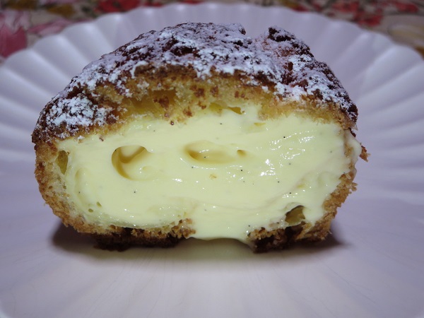 フランス菓子イヴリーヌのシューの断面の近影画像。