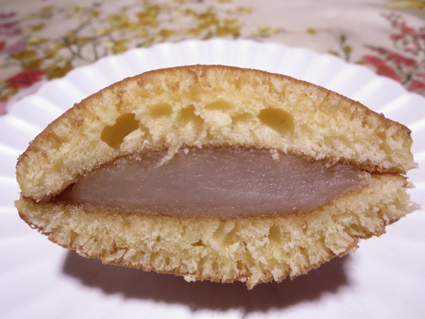 季彩菓庵しげつの行徳焼（ミルクあん）の断面の近影画像。