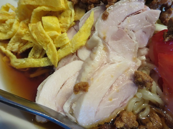 台湾料理天和の台湾冷麺の蒸し鶏の近影画像。