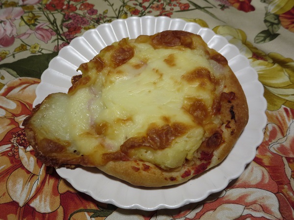 サフラン・フルールのポテトピザの全体画像。