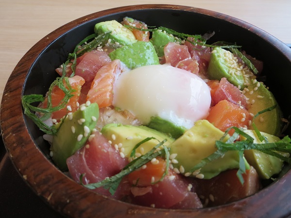 とんでんのまぐろサーモンアボカド丼の近影画像。