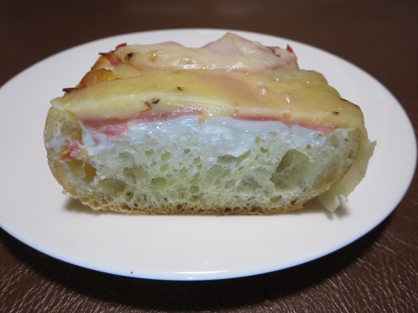 SANBON BAKERYのパンベルデュの断面の近影画像。