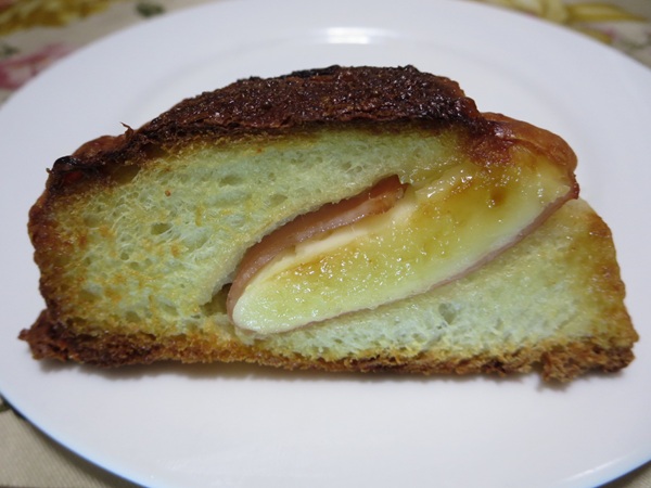 リヨンSUDAトロワのゴーダハムのトースト後の断面の近影画像。