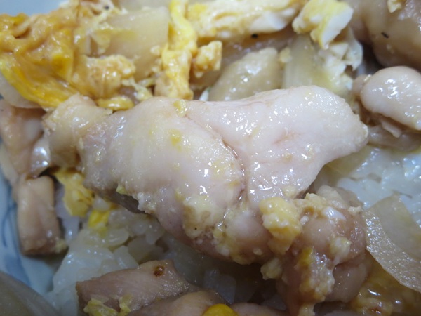 萬来軒の親子丼の鶏肉の近影画像。