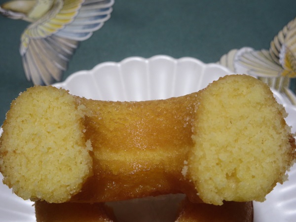 コッコきみまろの焼きドーナツ・プレーンの断面の近影画像。