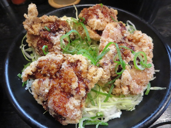 おとど食堂の唐揚げ丼の近影画像。
