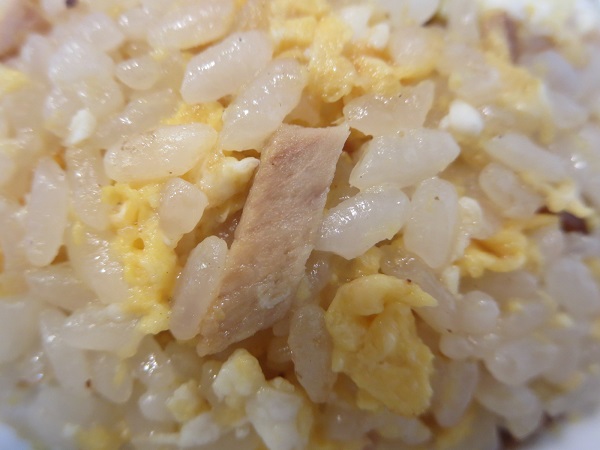 中国料理天新の炒飯の叉焼の近影画像。