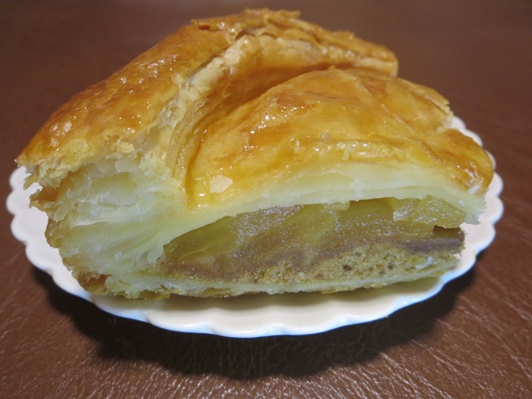 マロンドのアップルパイの断面の近影画像。