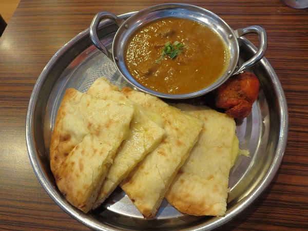 ジャラナのチーズナン・マトンカレーの全体画像。