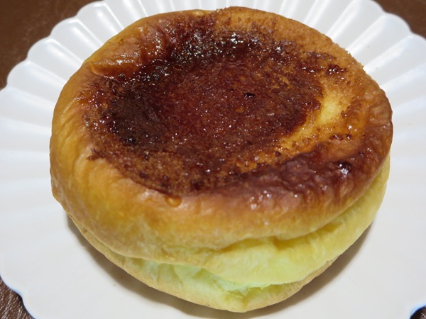 麻布十番モンタボーのバスクチーズブリオッシュの近影画像。