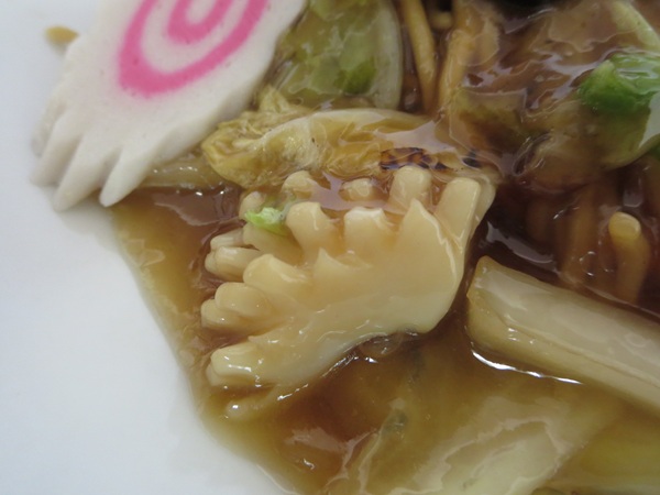 満亭の五目焼きそばのイカの近影画像。