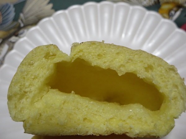 麻布十番モンタボーのじゅわっとはちみつロールの断面の近影画像。