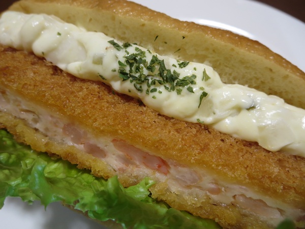 石窯パン工房 ル・マタンのぷりぷりエビカツドックの近影画像。