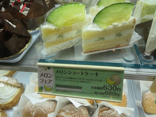 シェ・レカミエのメロンショートケーキが置かれているショーケース。