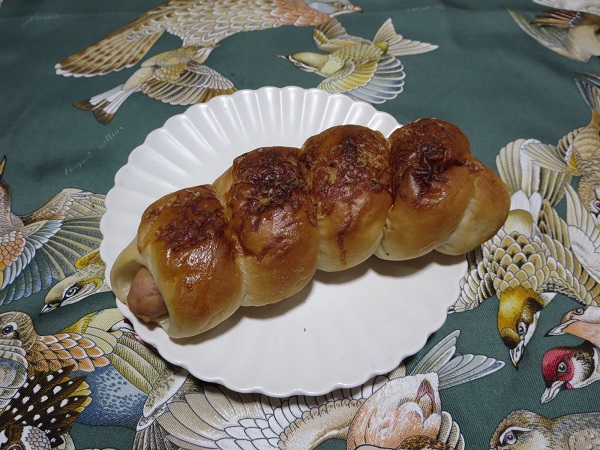 BundBakeryのソーセージロールの全体画像。