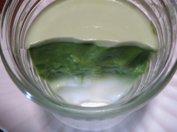 モロゾフの抹茶ラテのプリンの断面の画像。