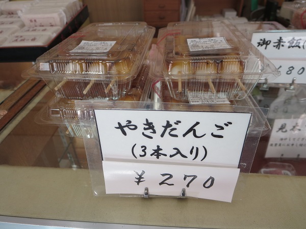 秋元菓子舗のやきだんごが陳列されているショーケース。