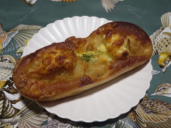 VIE DE FRANCEのチキン南蛮風パンの全体画像。