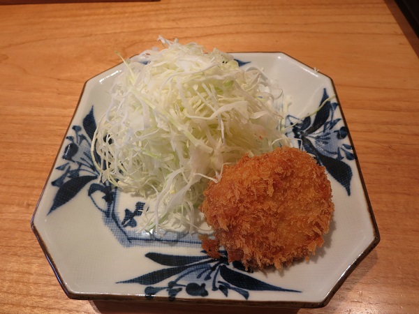 豚料理田の濃厚ズワイガニのカニクリームコロッケの全体画像。