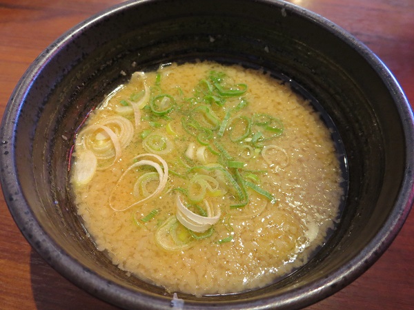 京都北白川ラーメン 魁力屋の魚介濃厚つけ麺のつけ汁の近影画像。