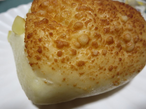 ポンパドウルのお米とチーズのもちもちパンの近影画像。