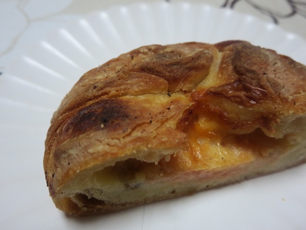コーデュロイのめんたいじゃがチーズフランスのトースト後の近影画像。
