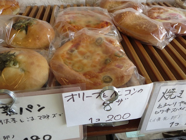 ぱんやPassoのオリーブとベーコンのピザが置かれている陳列棚。