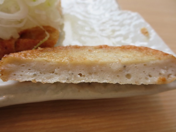 とんでんのおろし じゃこ天の断面の近影画像。