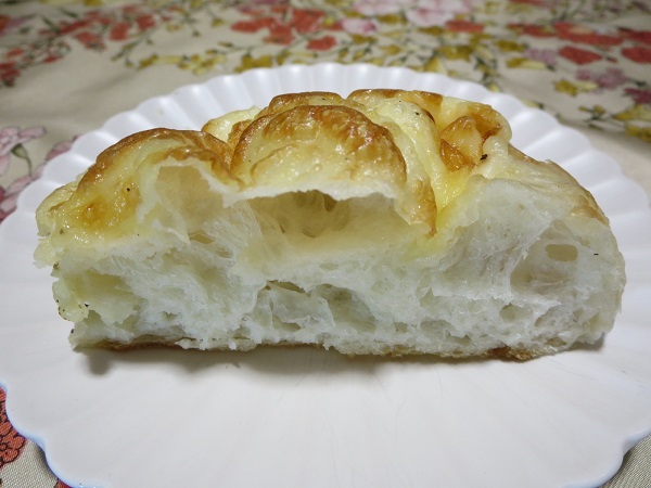 ピーターパンの6種のチーズパンの断面の近影画像。