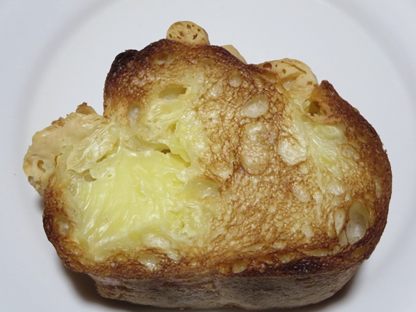 BAKERY 1960のチーズクッペのトースト後の断面の近影画像。