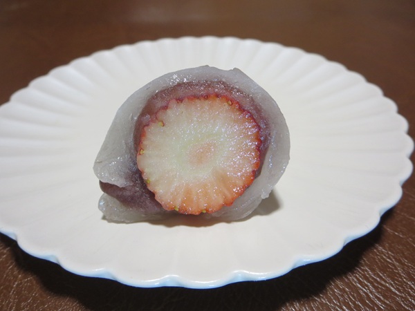 菓匠 梅月庭の苺大福の断面の近影画像。