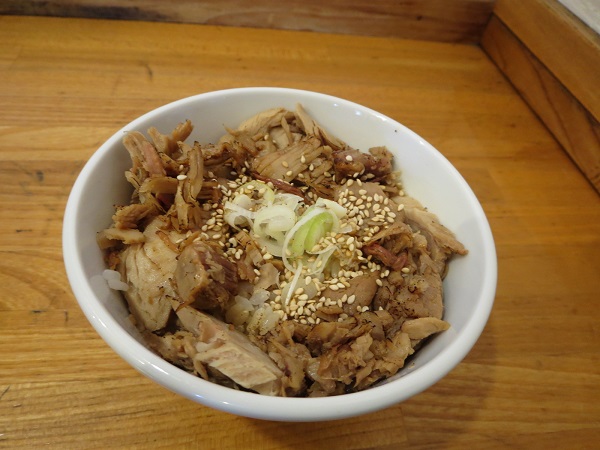 麺処あみやのチャーシュー丼の全体画像。