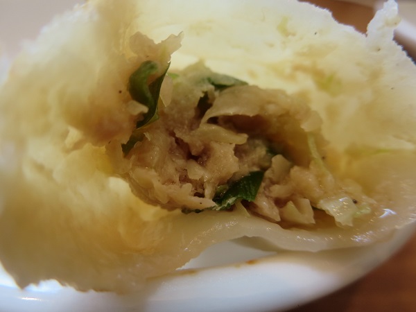 海浜飯店の手作り焼き餃子の断面の近影画像。