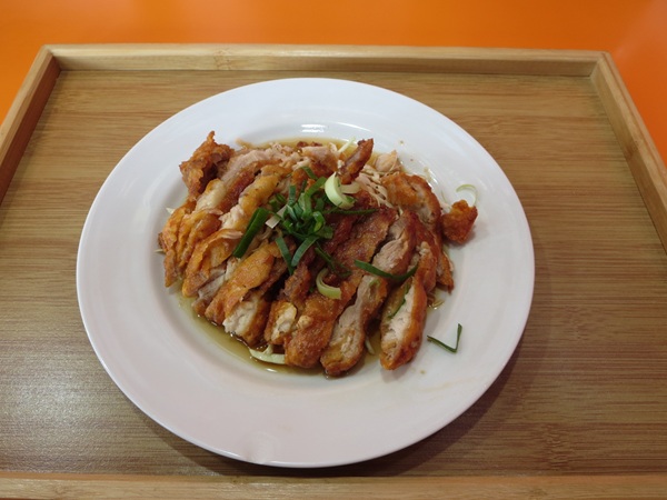 健康中華料理 餃子軒の油淋鶏の全体画像。