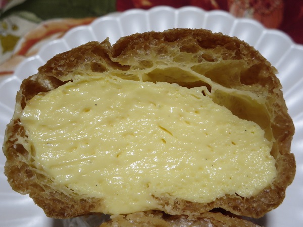 パティスリー Coharuのシューキャラメルの断面の近影画像。
