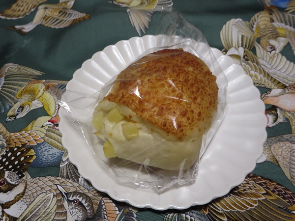ポンパドウルのお米とチーズのもちもちパンの全体画像。