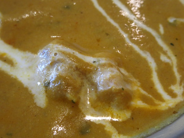 インドレストラン マハラジャのチキンカレー＆チーズナンの鶏肉の近影画像。