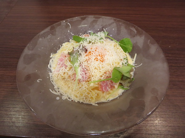 ポポラマーマの冷製パルミジャーノチーズのカルボナーラの全体画像。