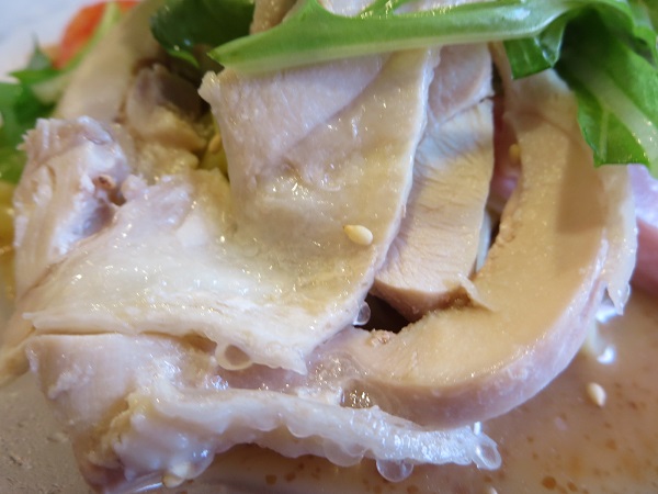 萬福の冷やし中華（ごまだれ）の蒸し鶏の近影画像。