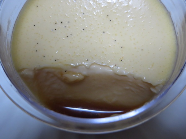 ファクトリーマエジマのプリンの底のカラメル画像。