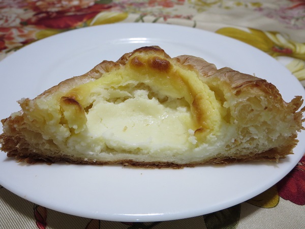 ポンパドウルのチーズクリームデニッシュの断面の近影画像。