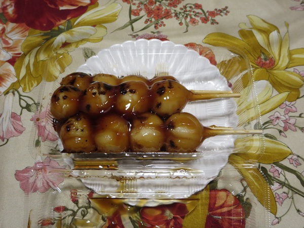 五の橋伊勢屋の焼きだんごの全体画像。
