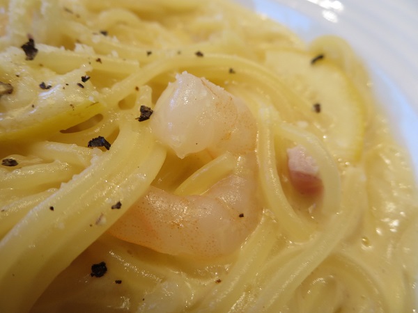 オリーブの丘のえびとベーコンのレモンカルボナーラの海老の近影画像。